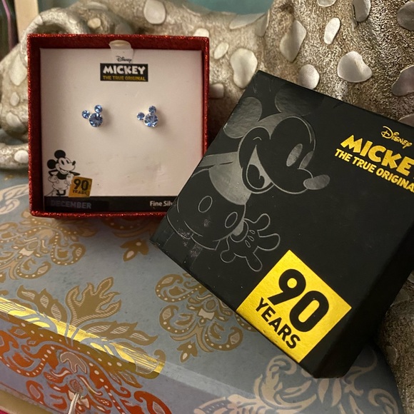 💖NIB DISNEY MICKEY EARRINGS💖 - Picture 3 of 4